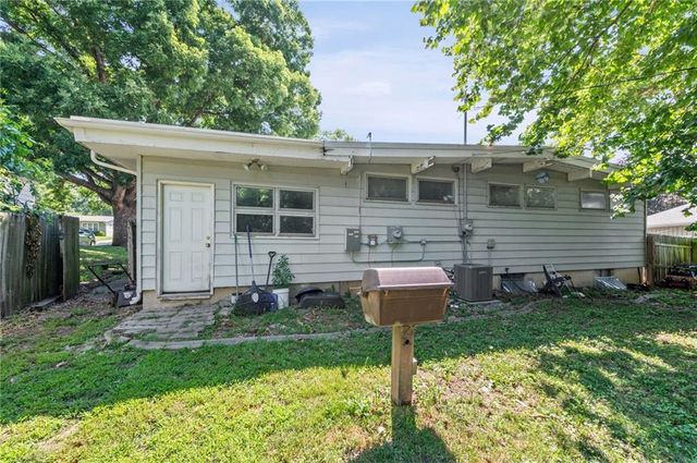 6104 N Garfield Avenue, Gladstone, MO 64118