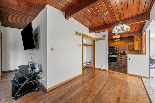 6104 N Garfield Avenue, Gladstone, MO 64118