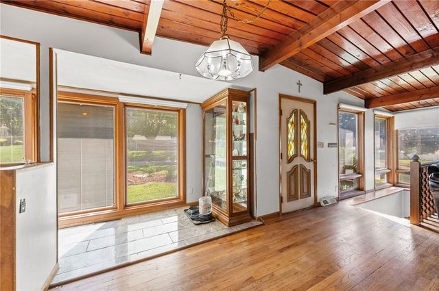 6104 N Garfield Avenue, Gladstone, MO 64118