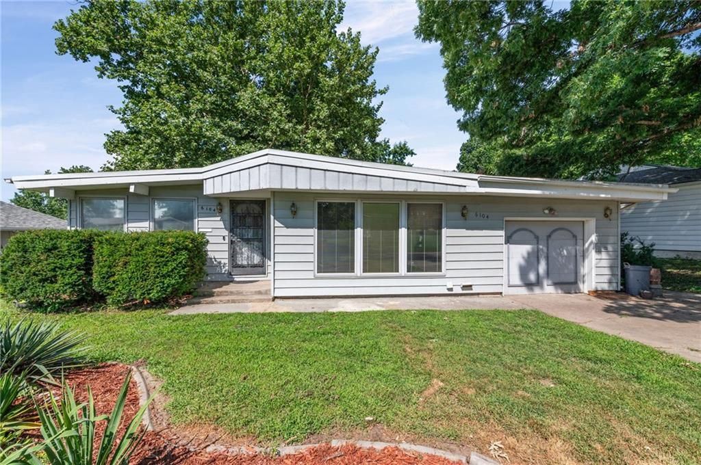6104 N Garfield Avenue, Gladstone, MO 64118