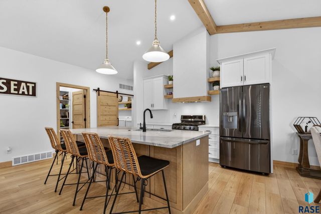 2400 N Reichelt Cir Circle, Tea, SD 57064