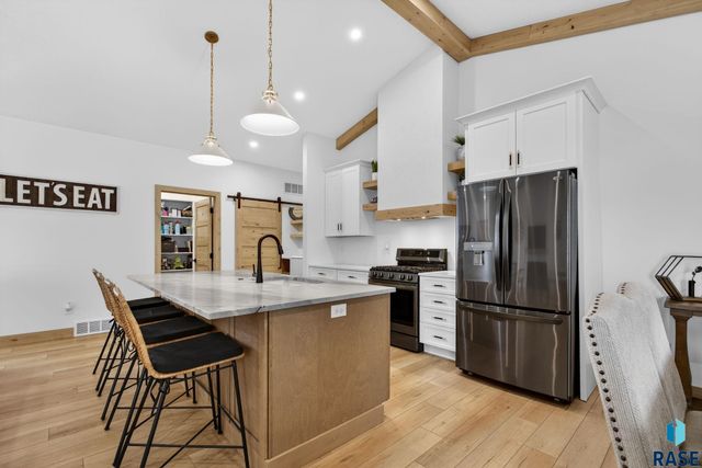 2400 N Reichelt Cir Circle, Tea, SD 57064