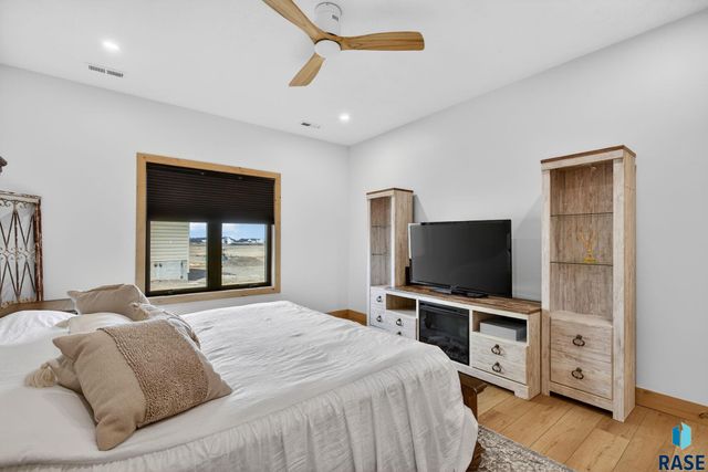 2400 N Reichelt Cir Circle, Tea, SD 57064