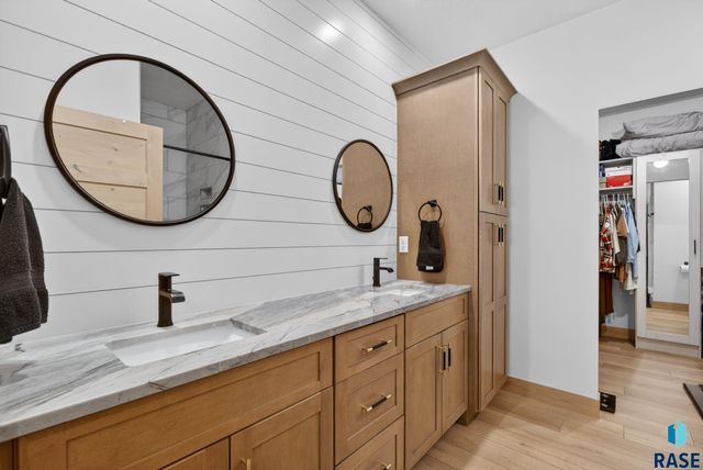 2400 N Reichelt Cir Circle, Tea, SD 57064