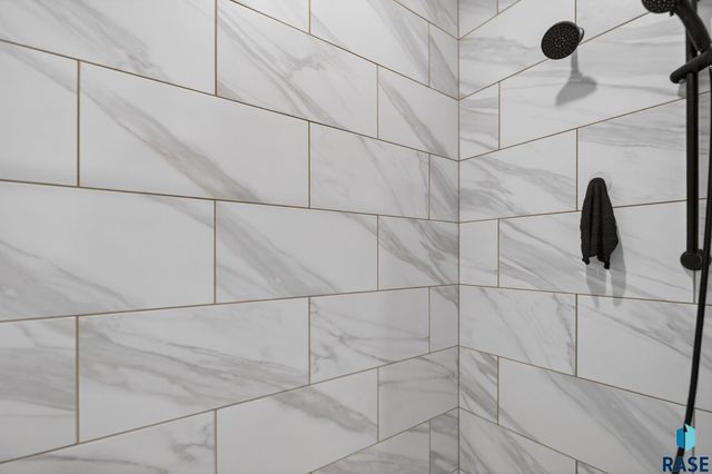 2400 N Reichelt Cir Circle, Tea, SD 57064