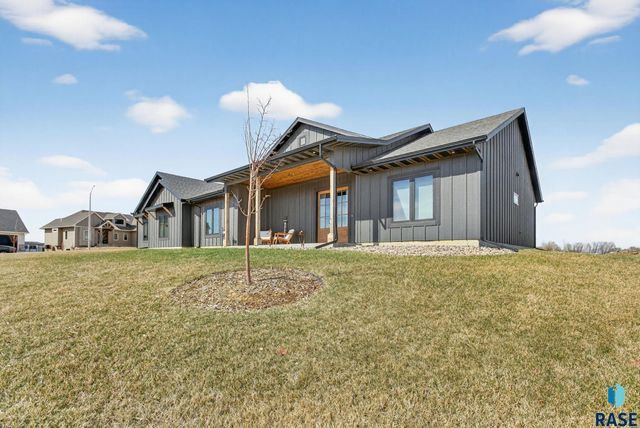 2400 N Reichelt Cir Circle, Tea, SD 57064