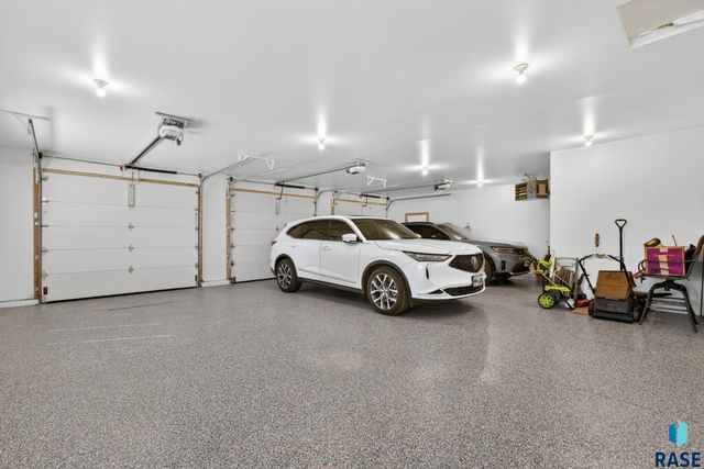 2400 N Reichelt Cir Circle, Tea, SD 57064