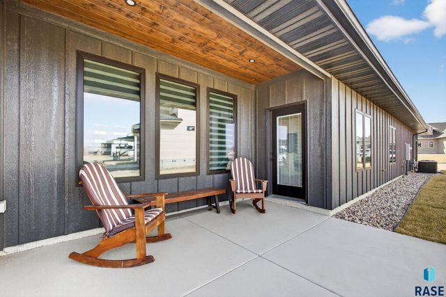 2400 N Reichelt Cir Circle, Tea, SD 57064