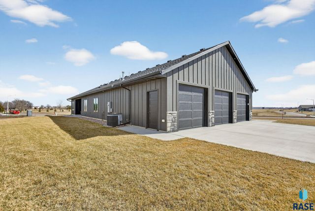 2400 N Reichelt Cir Circle, Tea, SD 57064