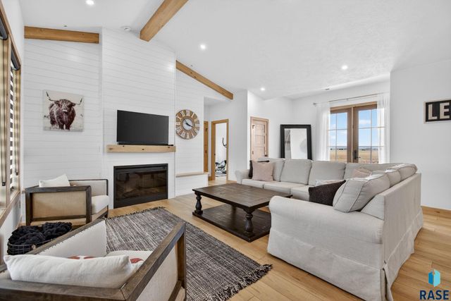 2400 N Reichelt Cir Circle, Tea, SD 57064