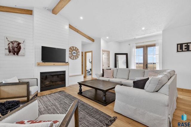 2400 N Reichelt Cir Circle, Tea, SD 57064