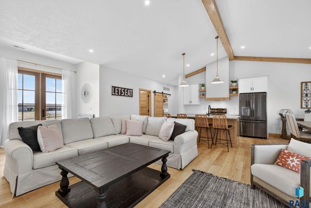 2400 N Reichelt Cir Circle, Tea, SD 57064