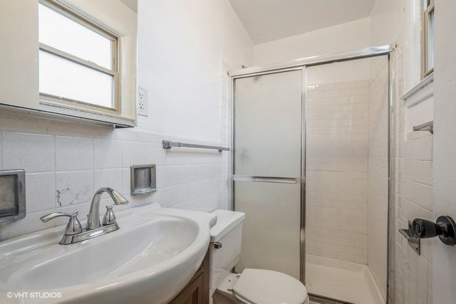 2001 W Touhy Avenue 301, Chicago, IL 60645