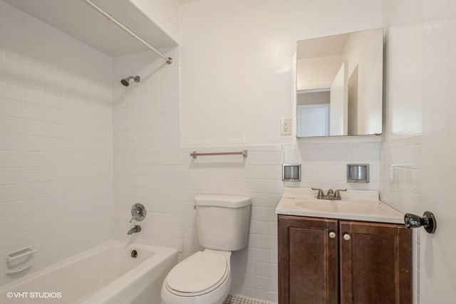 2001 W Touhy Avenue 301, Chicago, IL 60645