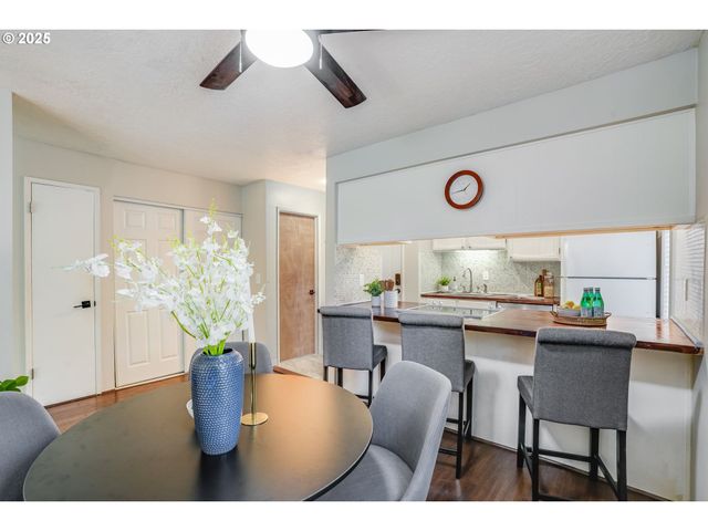 4610 Lower Dr, Lake Oswego, OR 97035