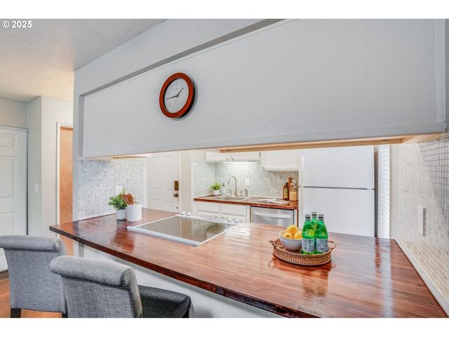 4610 Lower Dr, Lake Oswego, OR 97035