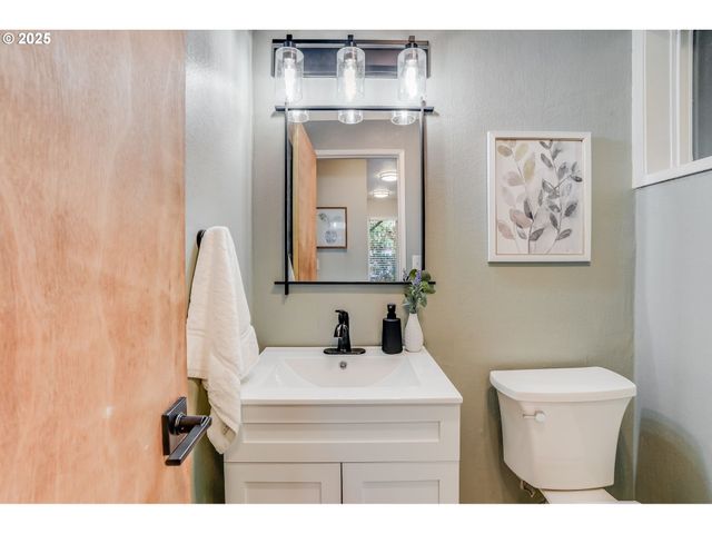 4610 Lower Dr, Lake Oswego, OR 97035