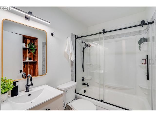 4610 Lower Dr, Lake Oswego, OR 97035