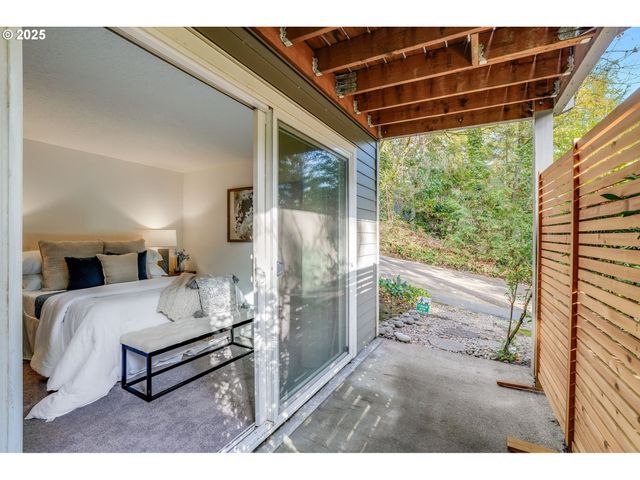 4610 Lower Dr, Lake Oswego, OR 97035