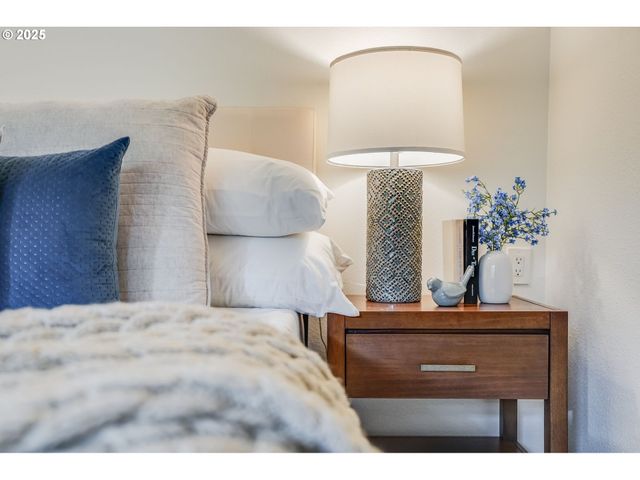 4610 Lower Dr, Lake Oswego, OR 97035