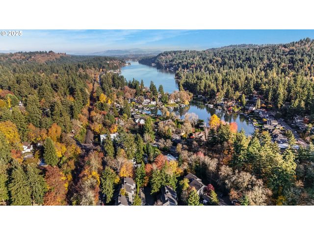 4610 Lower Dr, Lake Oswego, OR 97035