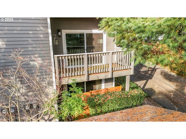 4610 Lower Dr, Lake Oswego, OR 97035