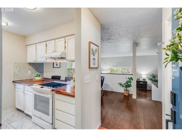 4610 Lower Dr, Lake Oswego, OR 97035