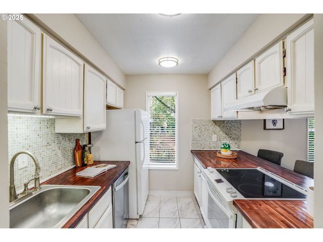 4610 Lower Dr, Lake Oswego, OR 97035