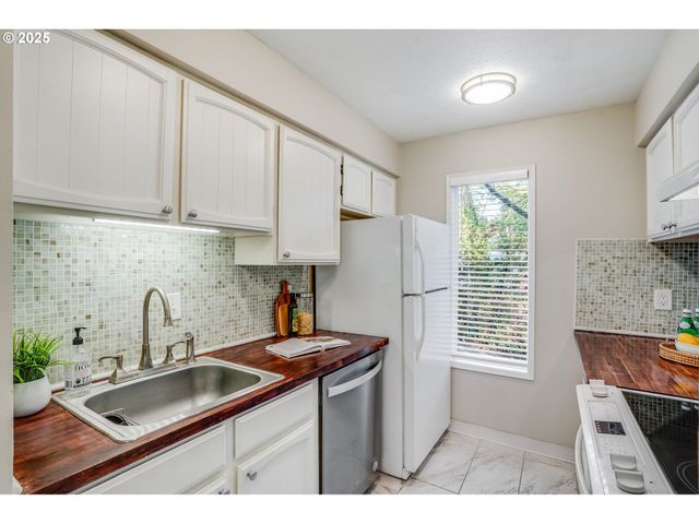 4610 Lower Dr, Lake Oswego, OR 97035