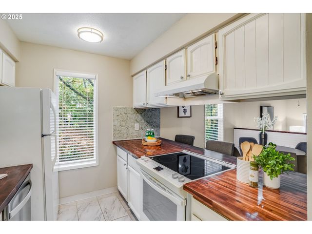 4610 Lower Dr, Lake Oswego, OR 97035