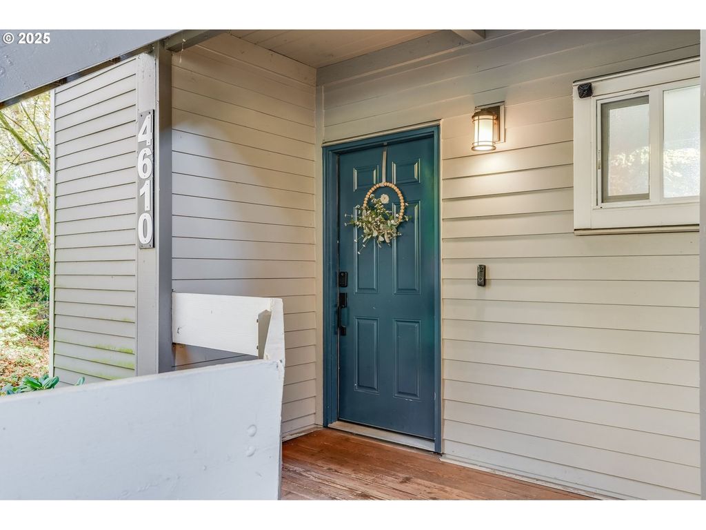 4610 Lower Dr, Lake Oswego, OR 97035