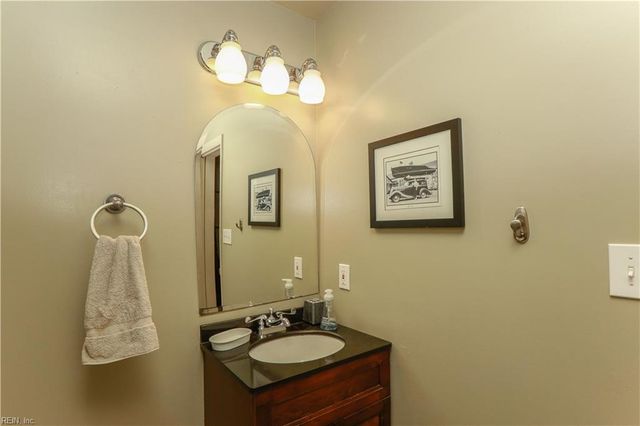 7 Channel LN, Hampton, VA 23664