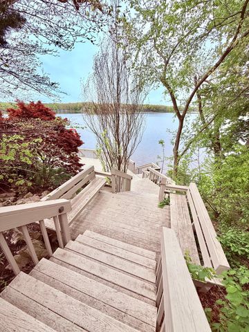 5005 Waters Edge Drive, Valparaiso, IN 46383