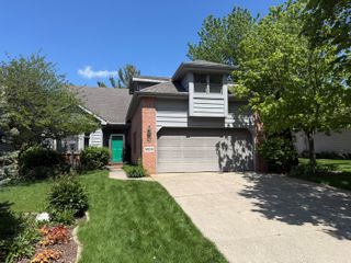 5005 Waters Edge Drive, Valparaiso, IN 46383
