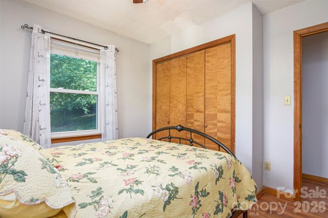 12 Mid Court Drive, Asheville, NC 28804