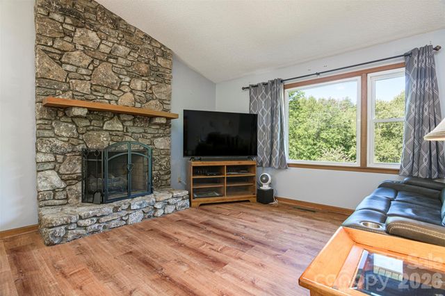 12 Mid Court Drive, Asheville, NC 28804