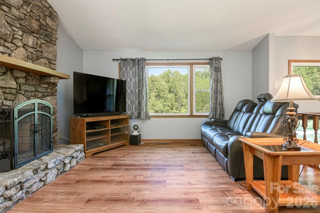 12 Mid Court Drive, Asheville, NC 28804