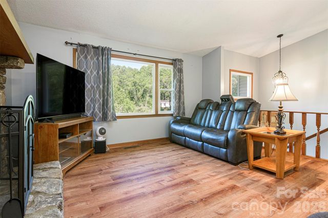 12 Mid Court Drive, Asheville, NC 28804