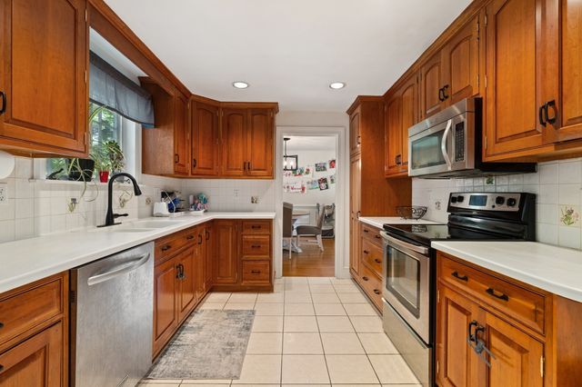 53 Eleanor St, Dartmouth, MA 02747