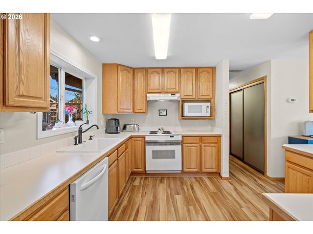 12653 Ne Hassalo St, Portland, OR 97230