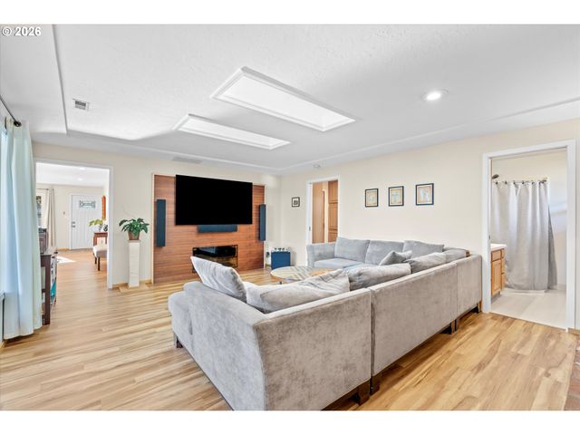 12653 Ne Hassalo St, Portland, OR 97230