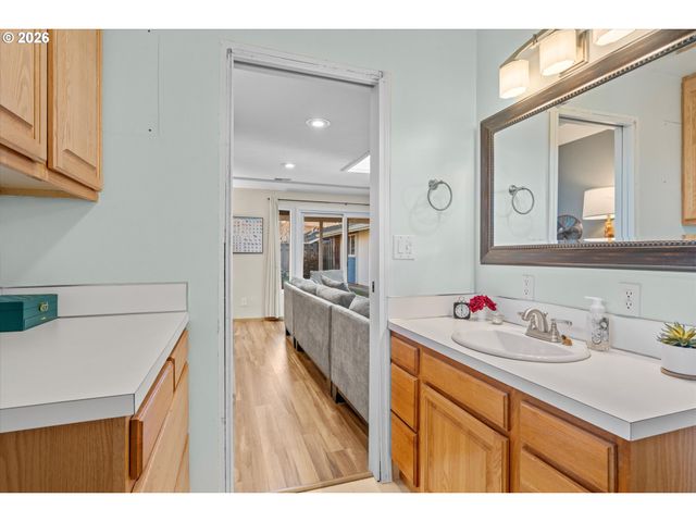 12653 Ne Hassalo St, Portland, OR 97230