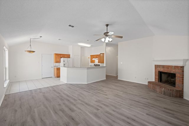 8008 Peregrine Trail, Arlington, TX 76001