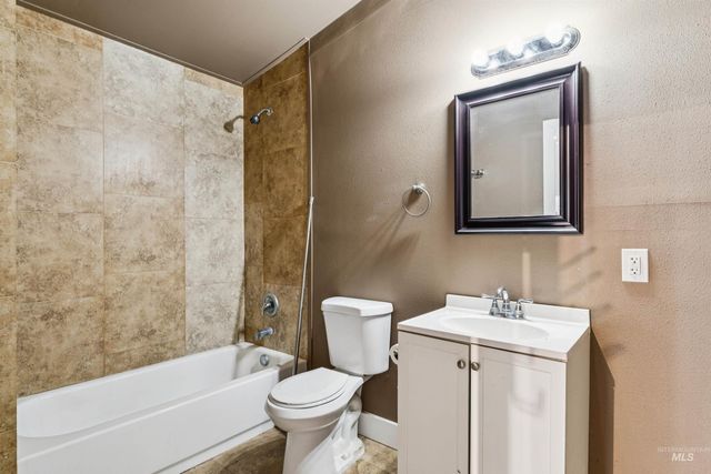 6268 W Lake Hazel Rd, Nampa, ID 83687