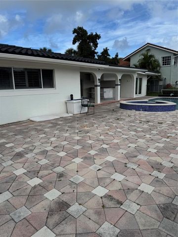 2732 NE 10th Street, Pompano Beach, FL 33062