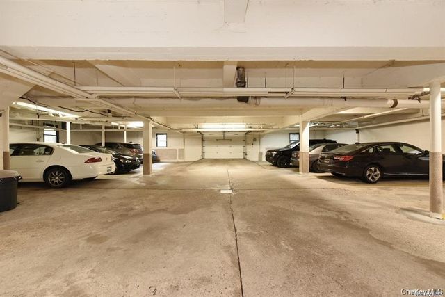 15 Hill Park Avenue 2-C, Great Neck, NY 11021