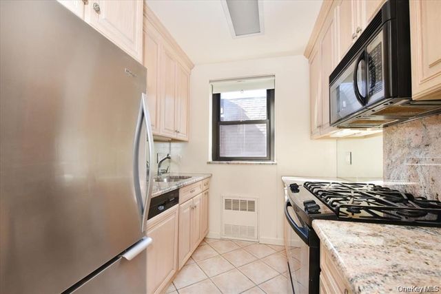 15 Hill Park Avenue 2-C, Great Neck, NY 11021