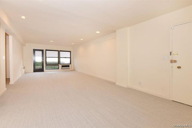 15 Hill Park Avenue 2-C, Great Neck, NY 11021