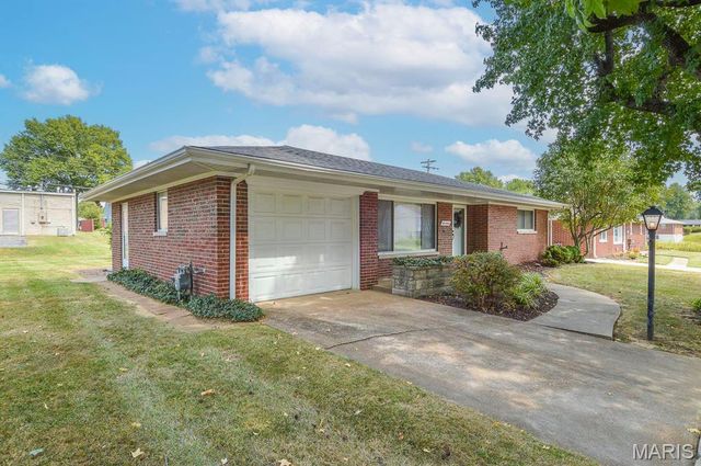 17 Blackburn Drive, Belleville, IL 62226