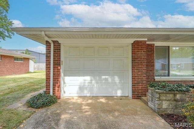 17 Blackburn Drive, Belleville, IL 62226